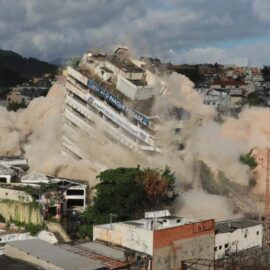 Implosão da antiga Universidade Gama Filho