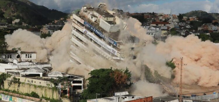 Implosão da antiga Universidade Gama Filho